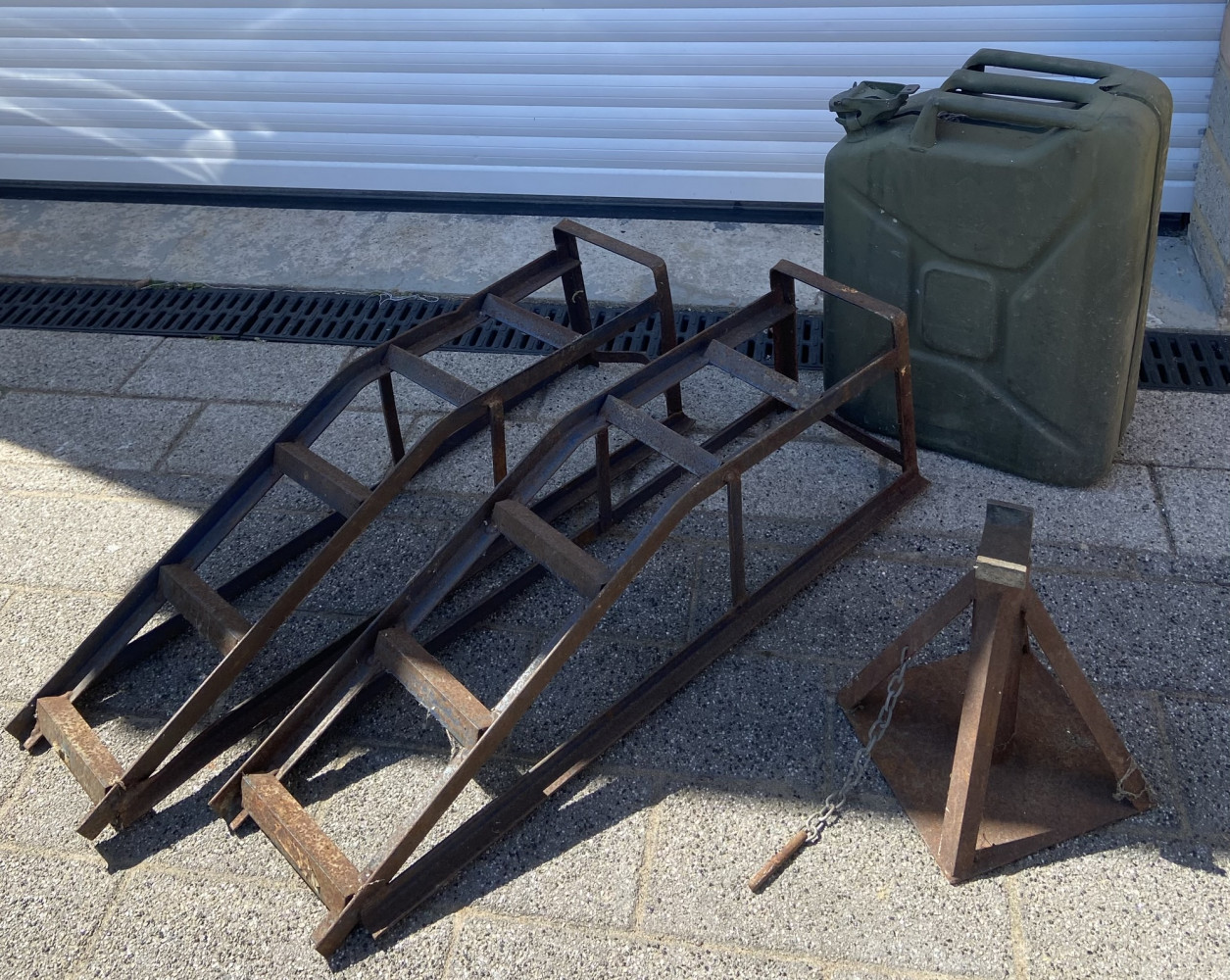 Pair of ramps, jerry can and single axle stand 