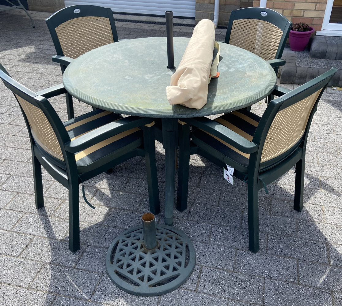 Hartman Garden table with 4 chairs, cushions, parasol, base and cover