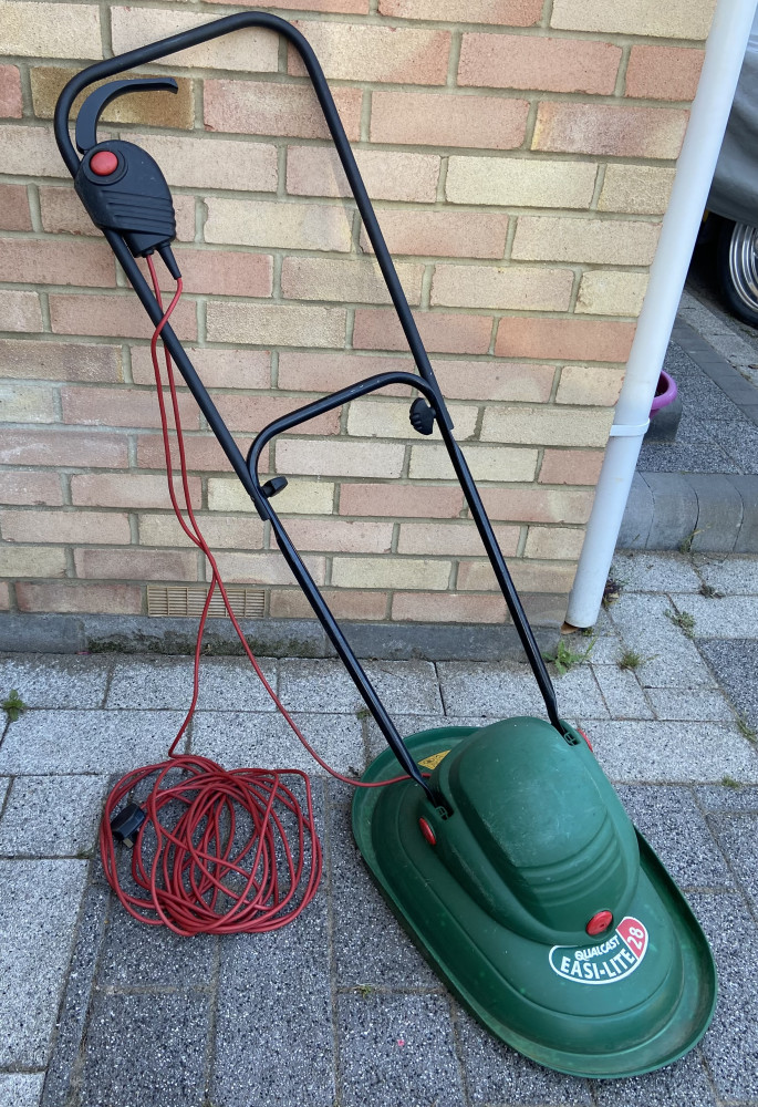 Qualcast Easi-lite 28 mower