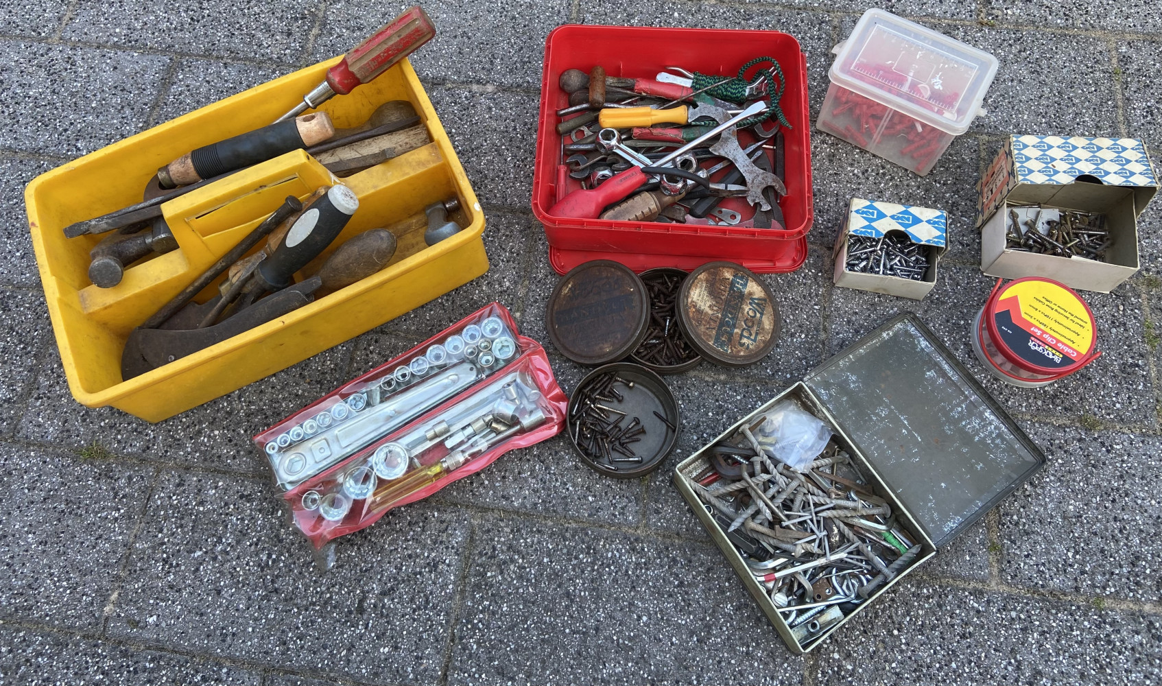 Mixed tools and fixings