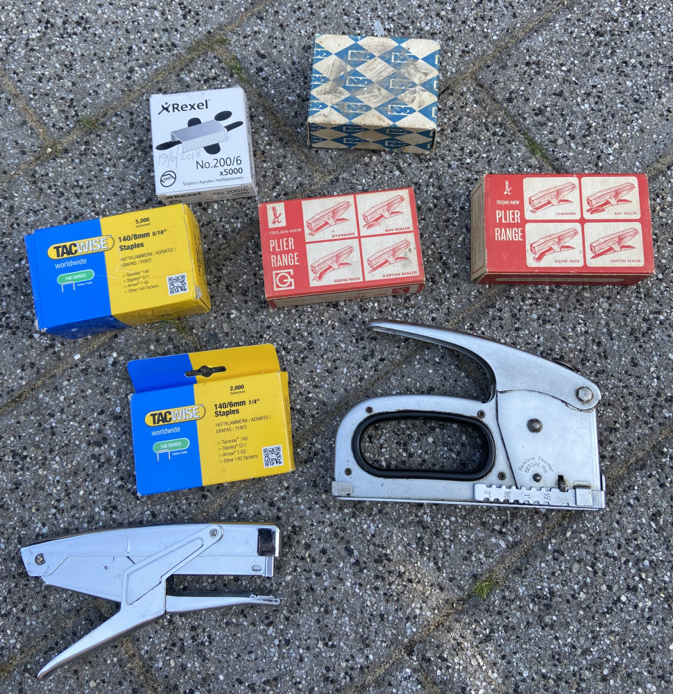 Staple guns and staples