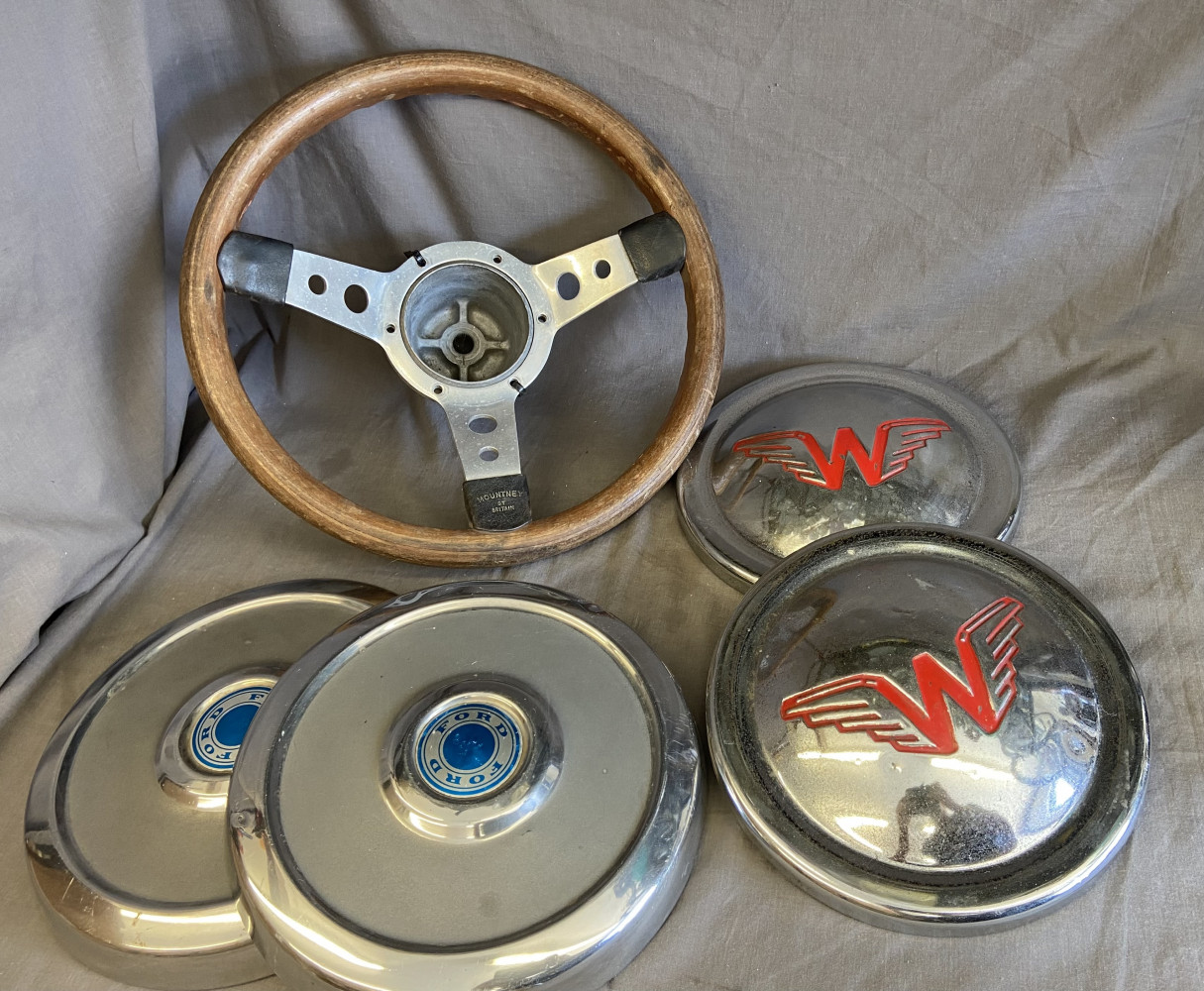 Classic car steering wheel and 4 hub caps