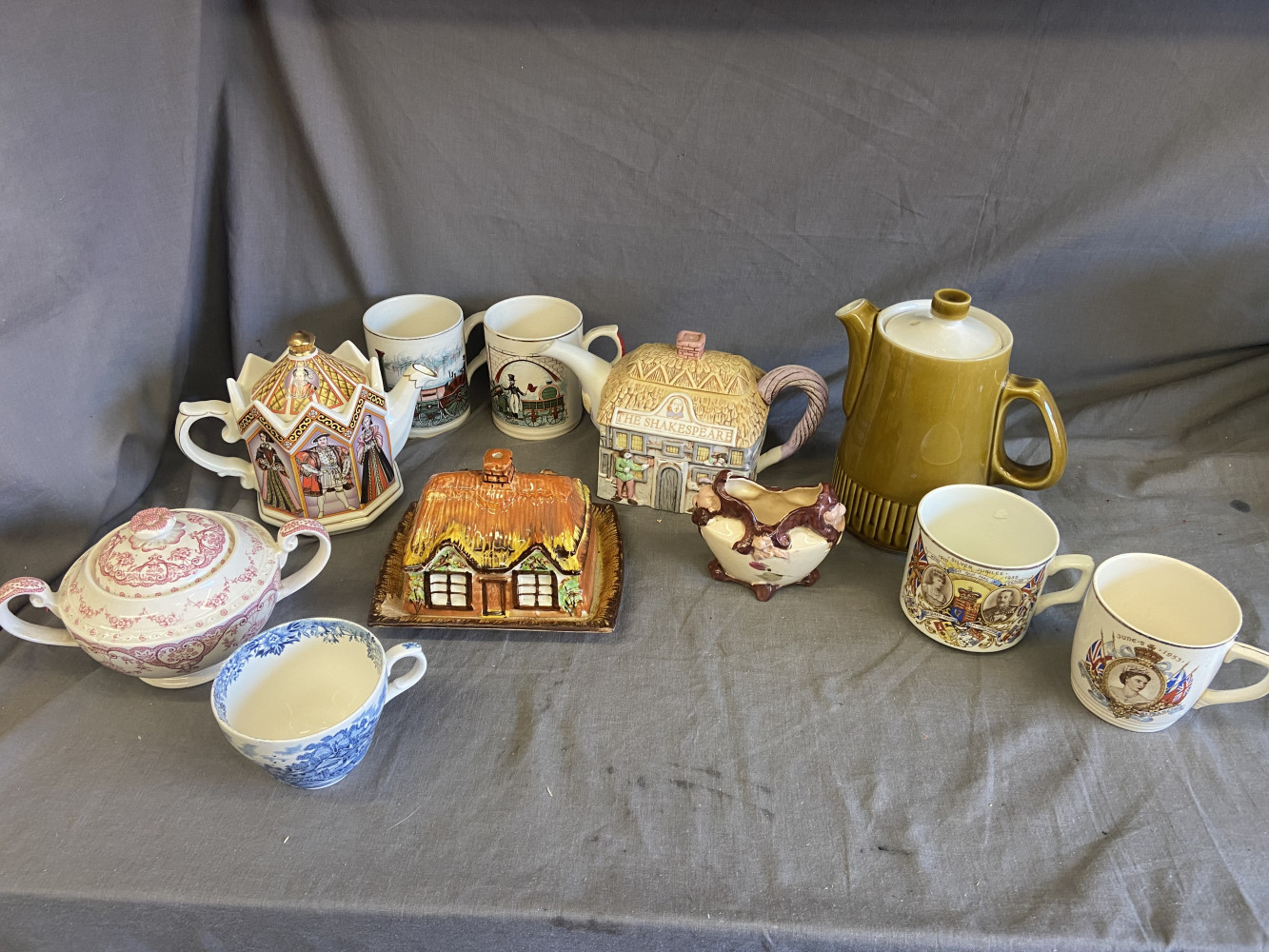 Teapots, coffee pot and cups
