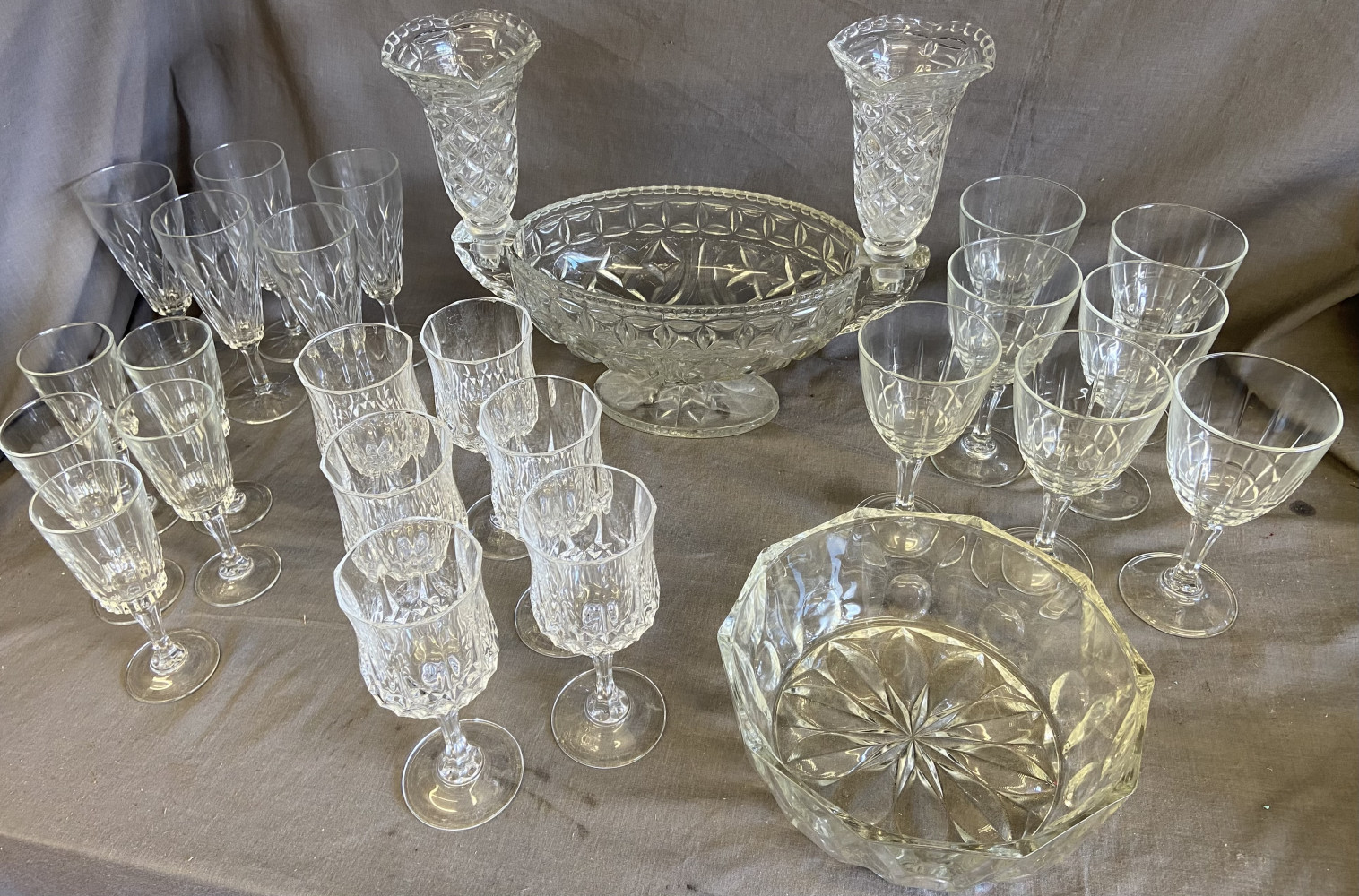 Glass table center piece, bowl and 4 sets of glasses