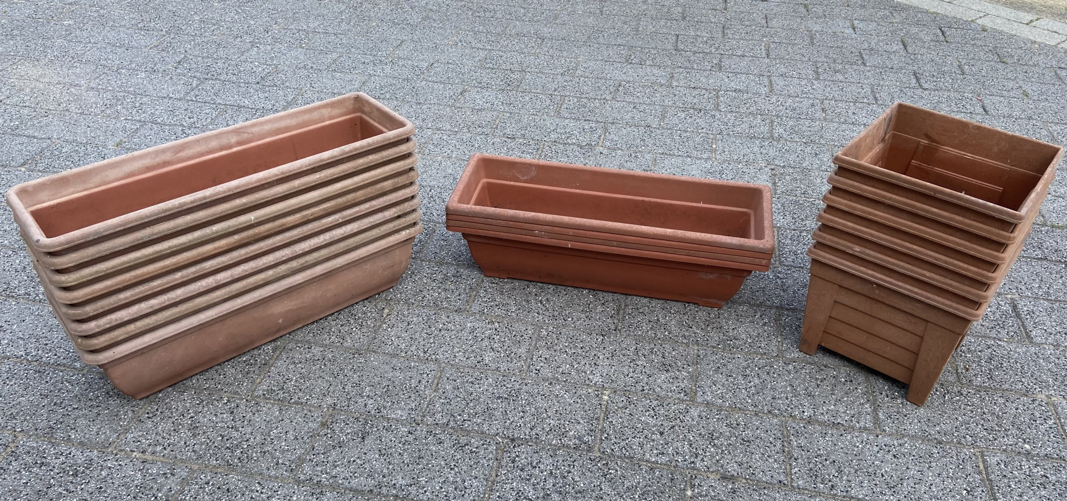 18 Plastic garden plant pots